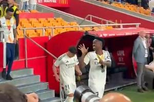 杠上了！赛后维尼修斯对着巴萨球迷比划5的手势️