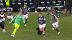 狂欢！德丙比勒菲尔德击败药厂晋级，球员庆祝时还被衣服绊倒